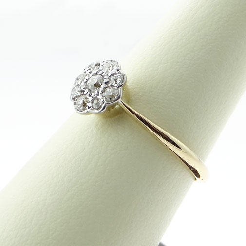Sparkling 18ct Gold Diamond Daisy Ring
