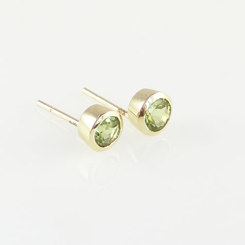 9ct yellow gold peridot stud earrings