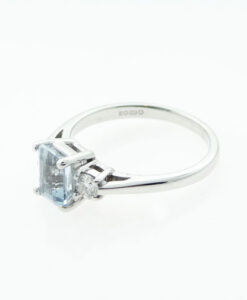 18ct White Gold Diamond and Aquamarine Ring