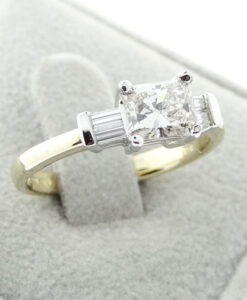 18 CARAT GOLD THREE STONE 1.28CT DIAMOND RING