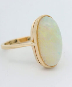 Vintage 18ct Gold Oval Opal Ring