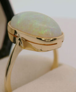 Vintage 18ct Gold Oval Opal Ring