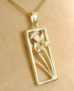 CLOGAU 9ct Gold Daffodil Pendant